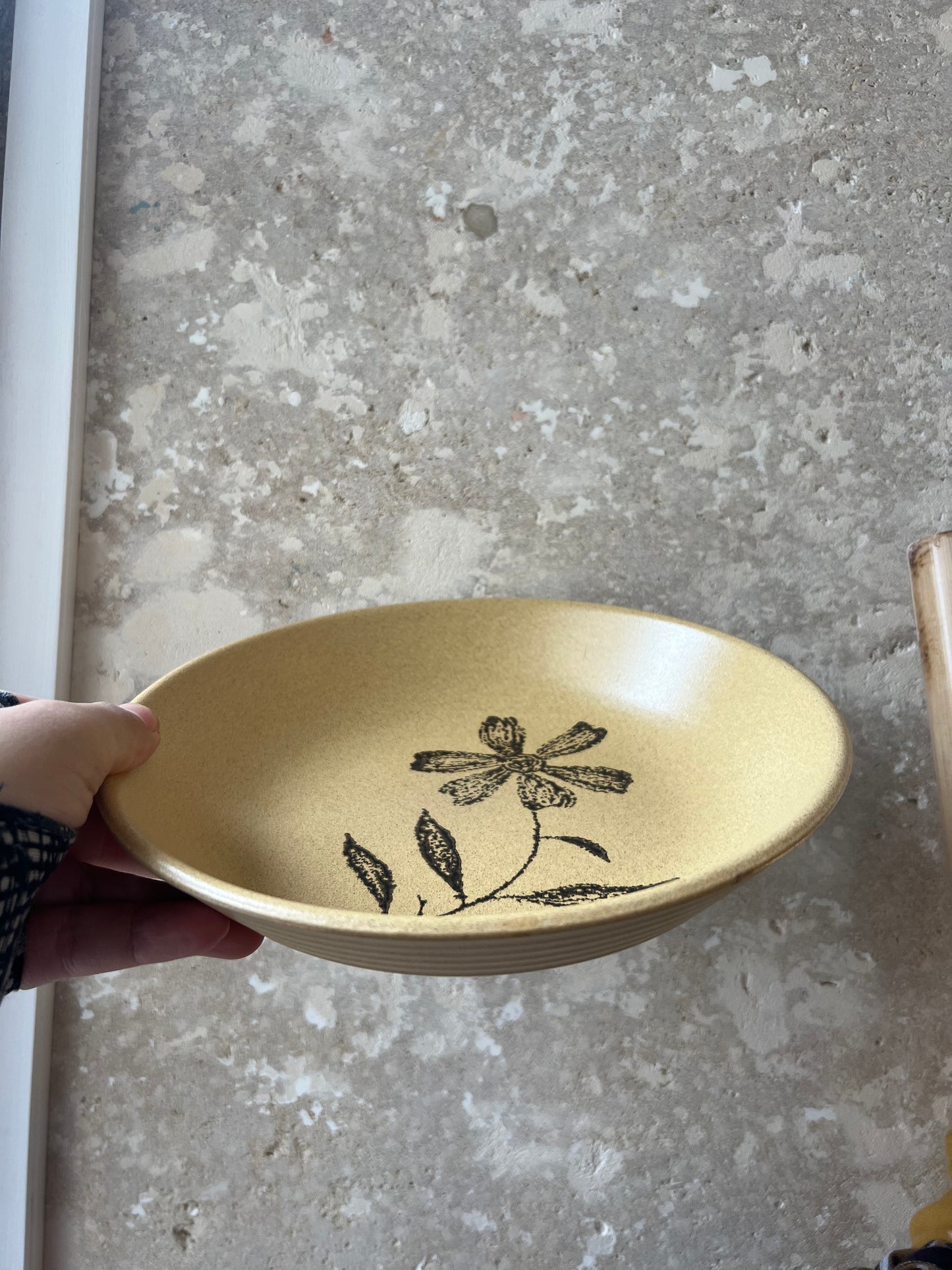 Assiettes creuses fleur beige et noir