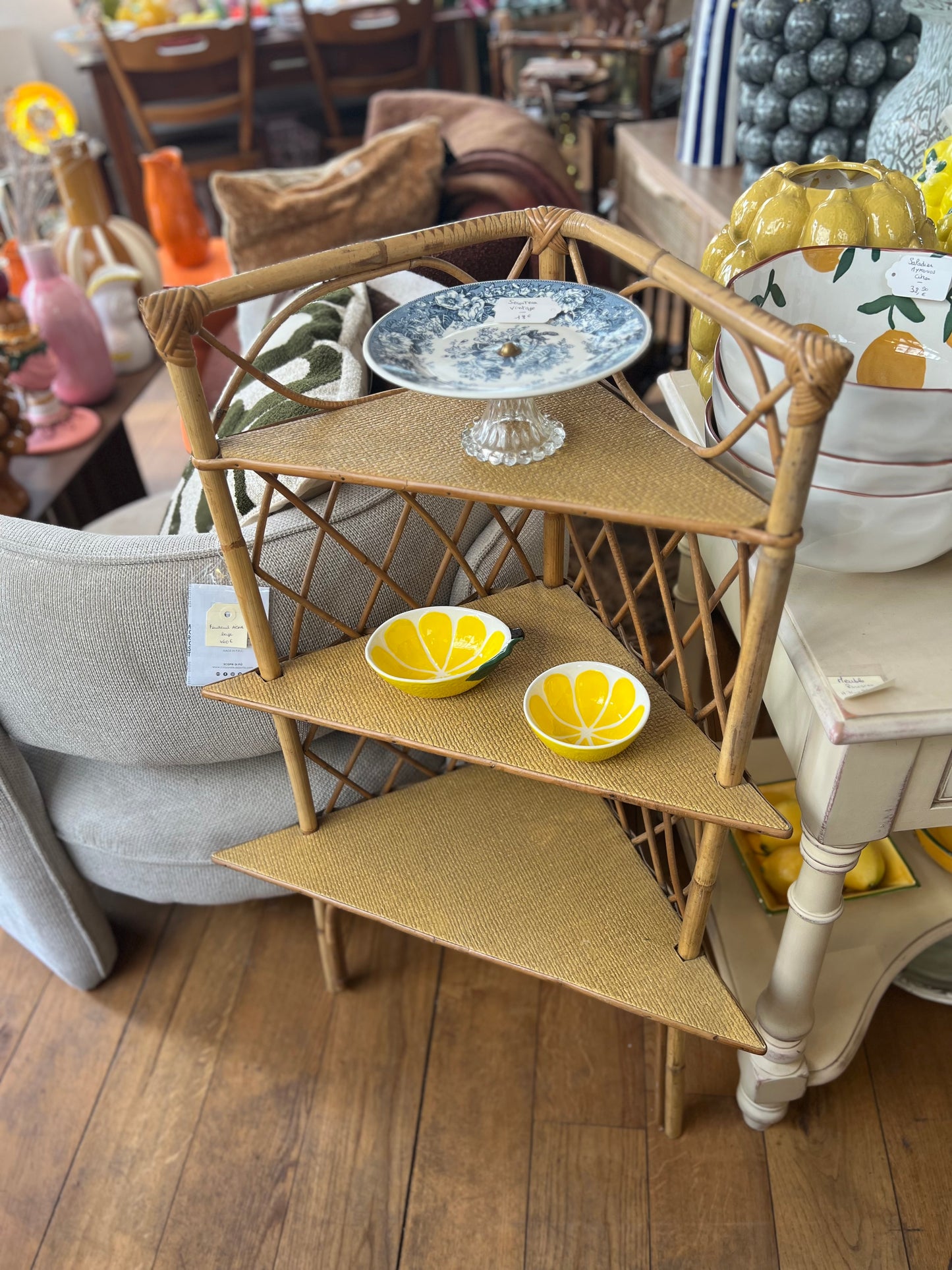 Étagère d’angle en rotin vintage