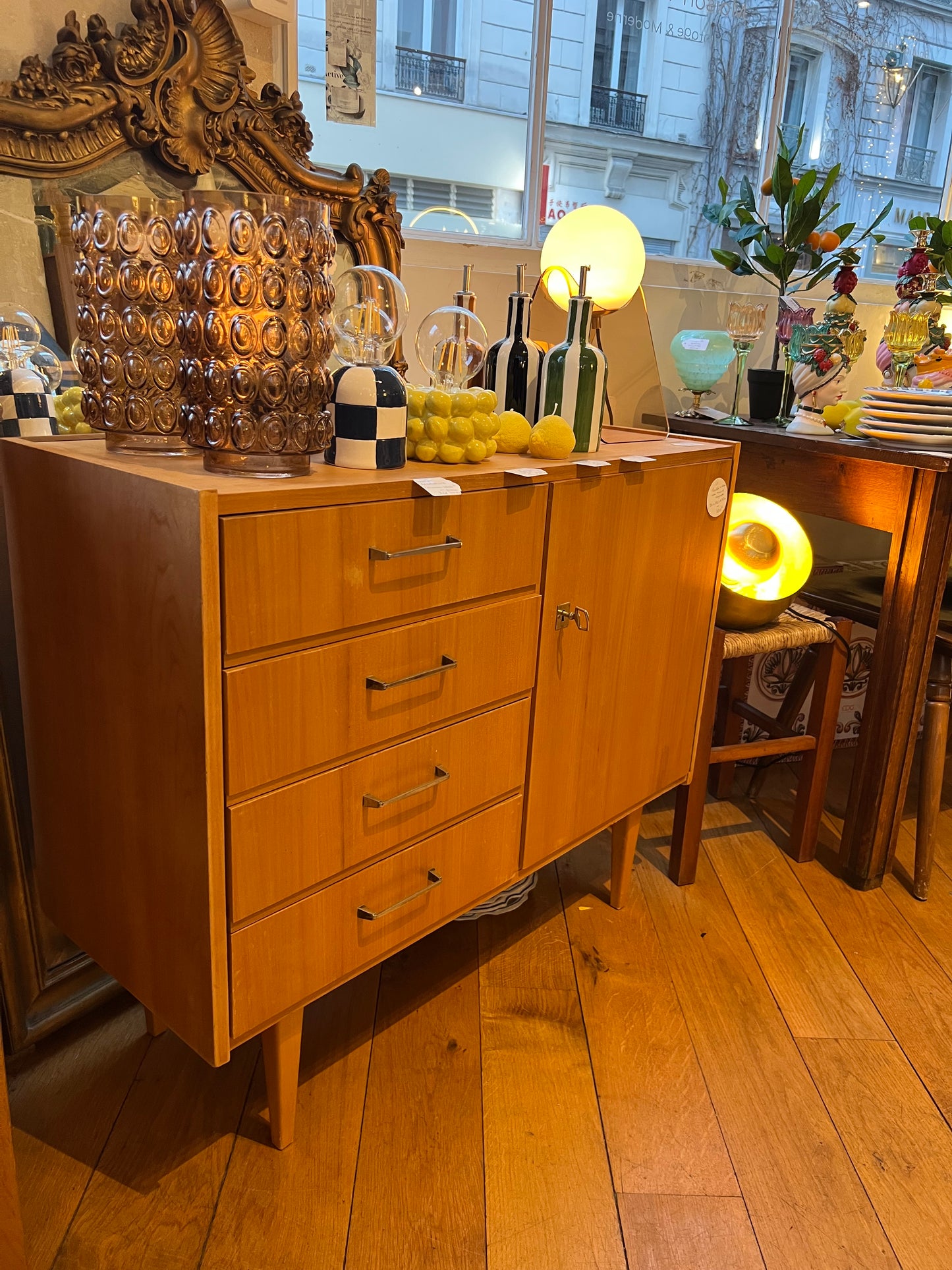 Meuble vintage avec tiroirs et rangements