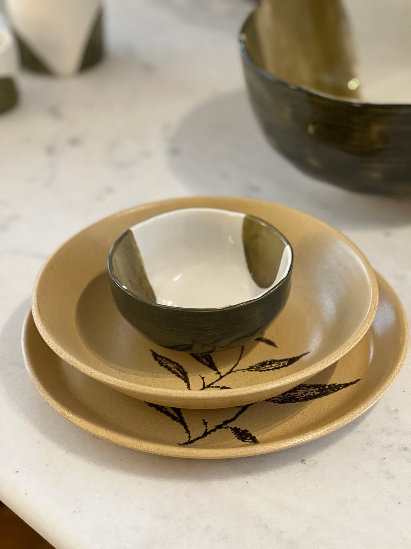 Assiettes plates fleur beige et noir