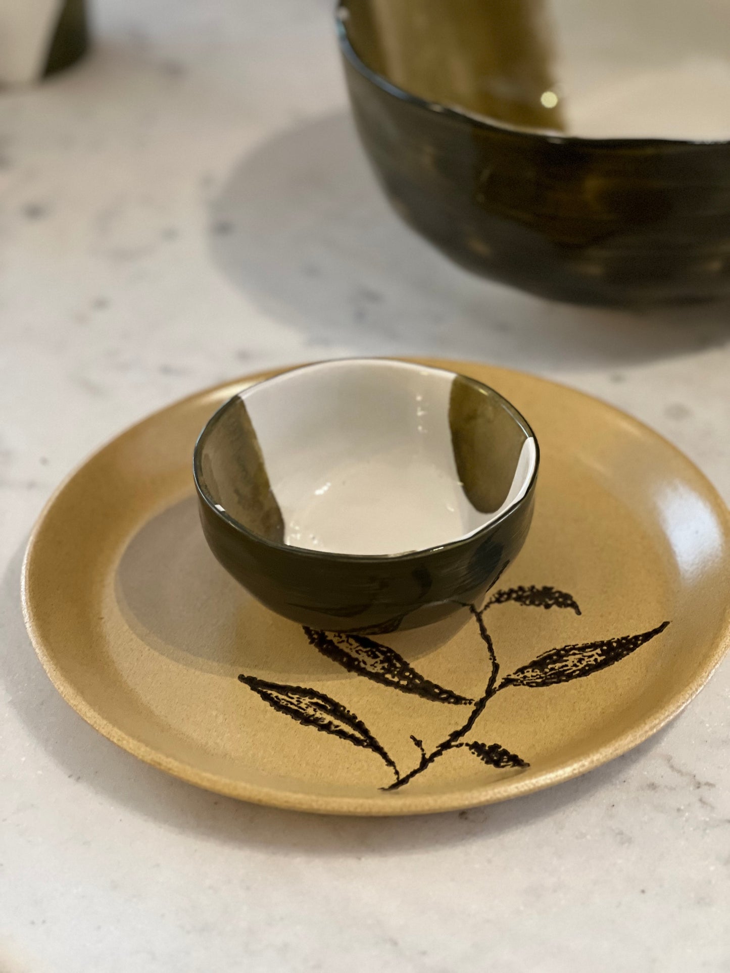 Assiettes plates fleur beige et noir