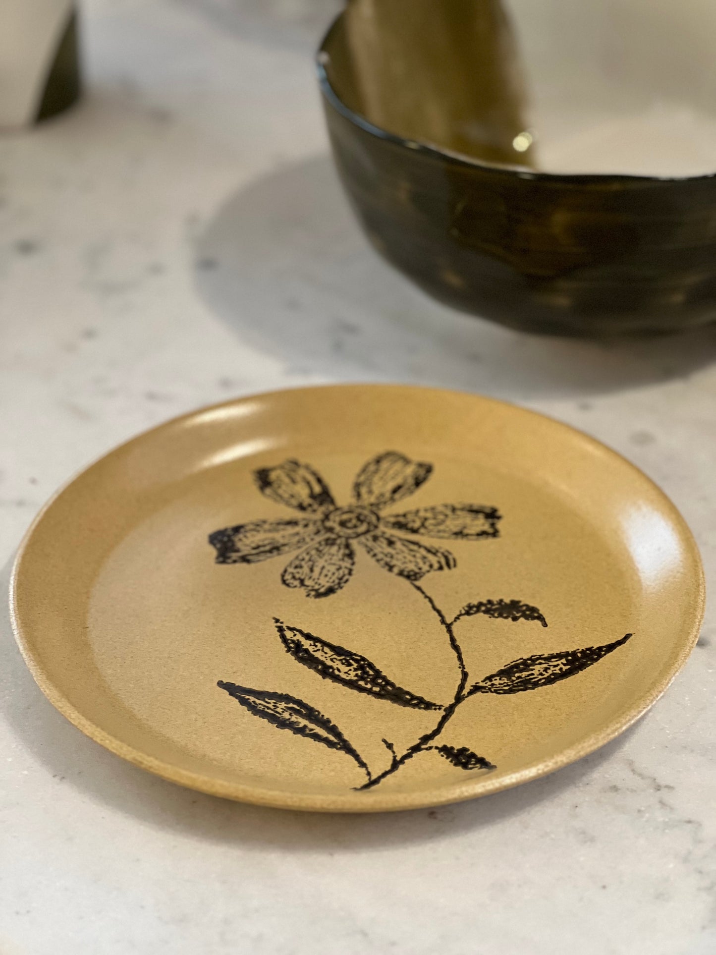 Assiettes plates fleur beige et noir