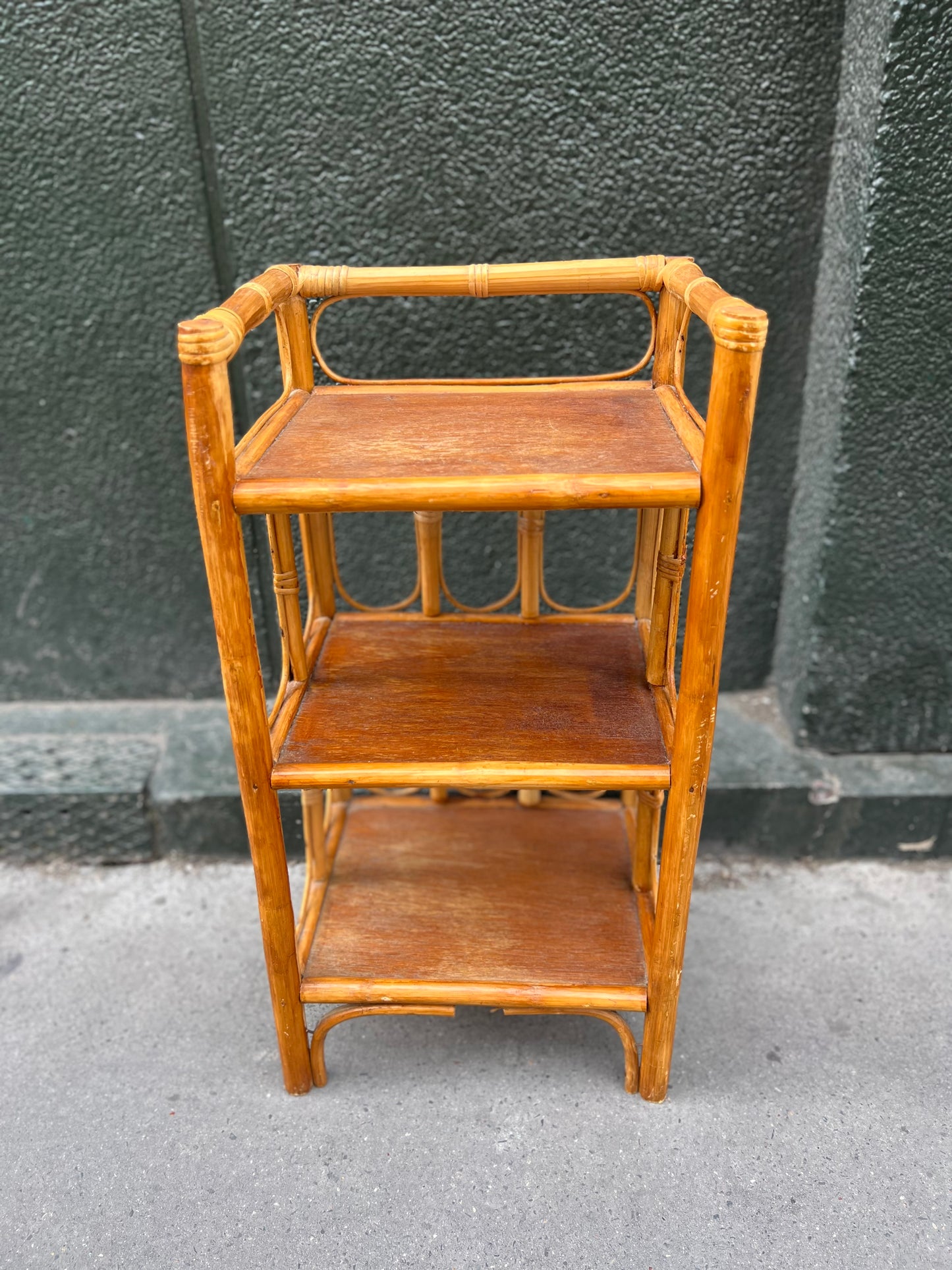 Étagère en rotin vintage