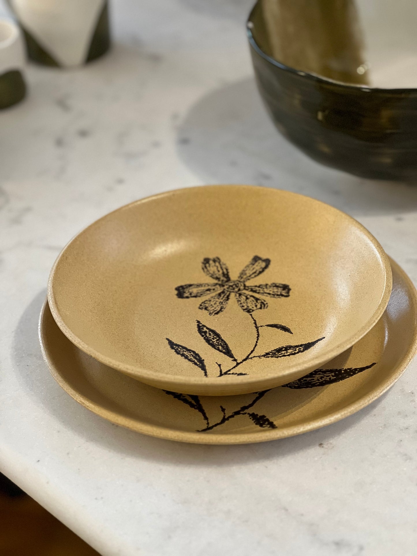 Assiettes plates fleur beige et noir