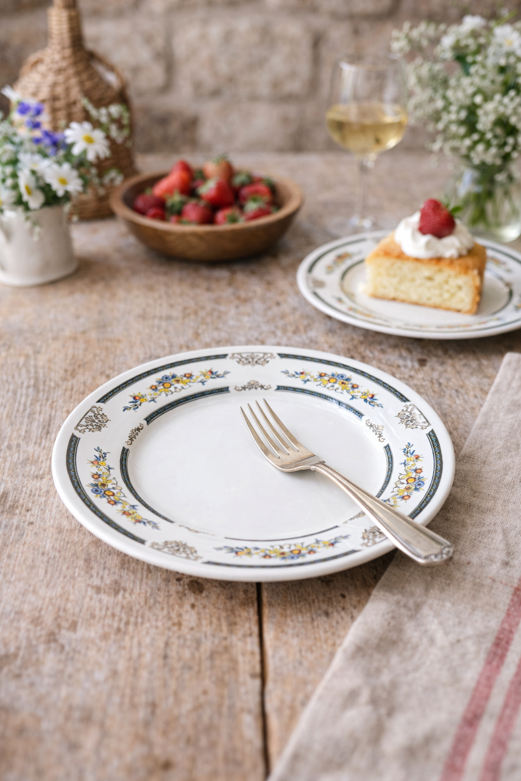 Assiettes porcelaine florales vintage desserts