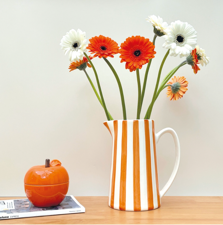 Pichet rayure orange L17,8 P12,5 H21,3cm