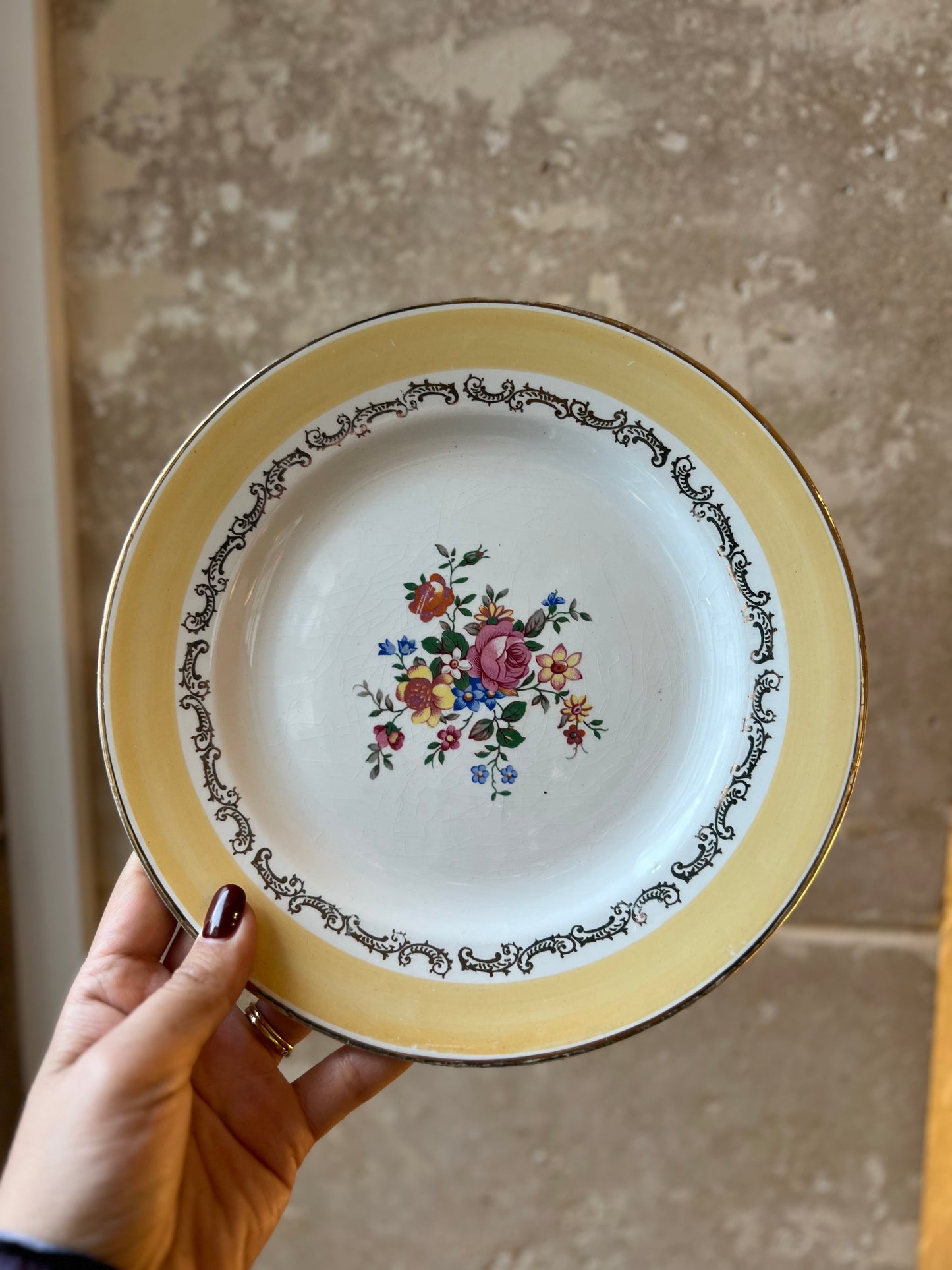Assiettes plates vintage jaune et fleurs