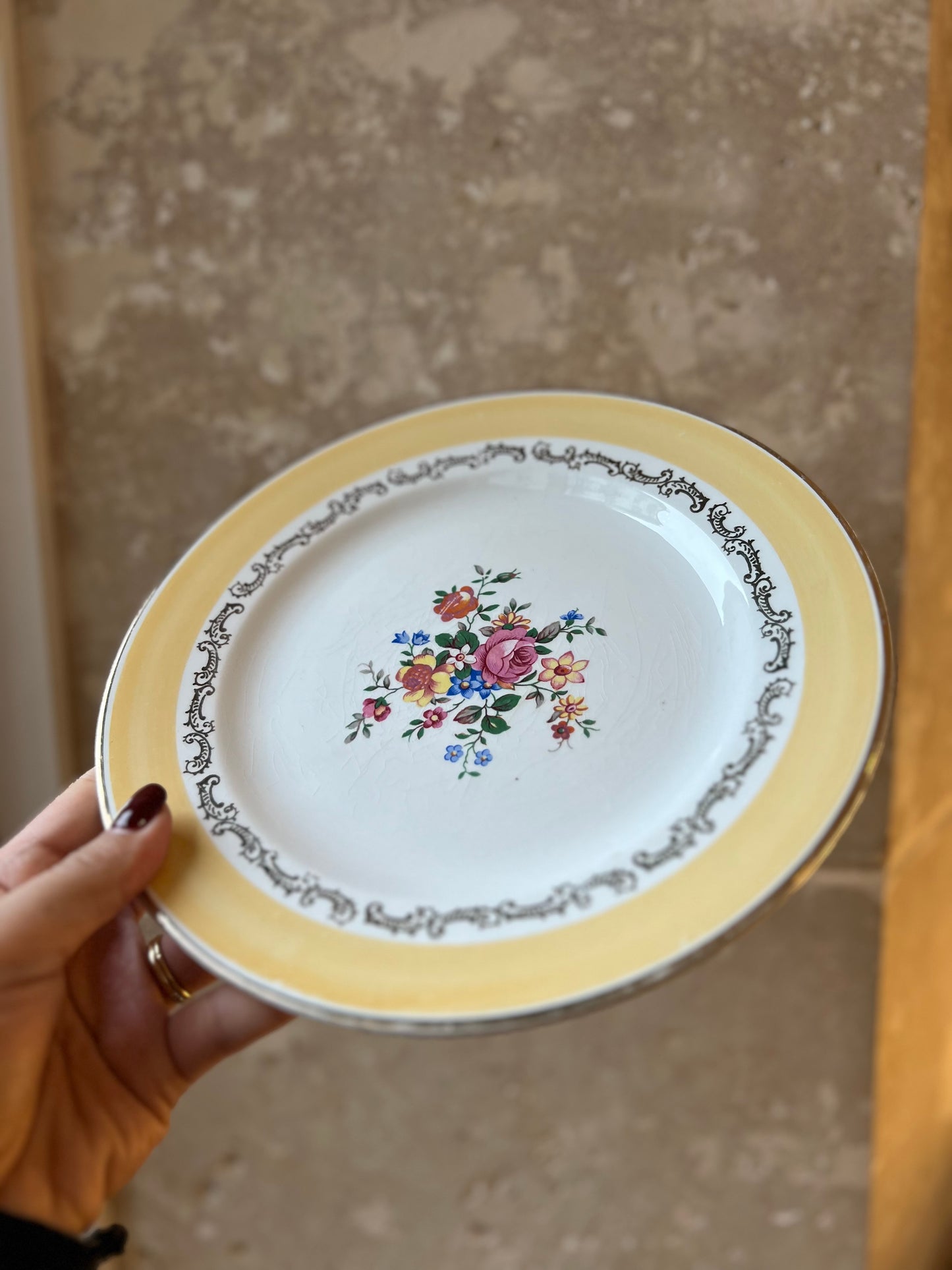 Assiettes plates vintage jaune et fleurs