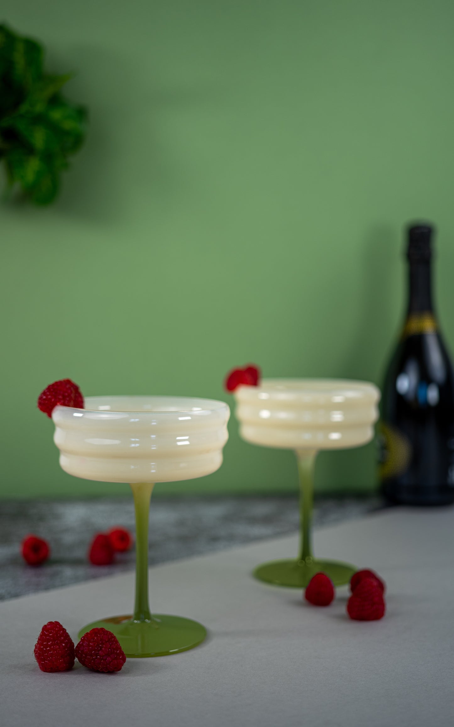 Set de 2 verres à champagne en verre. Blanc et vert.