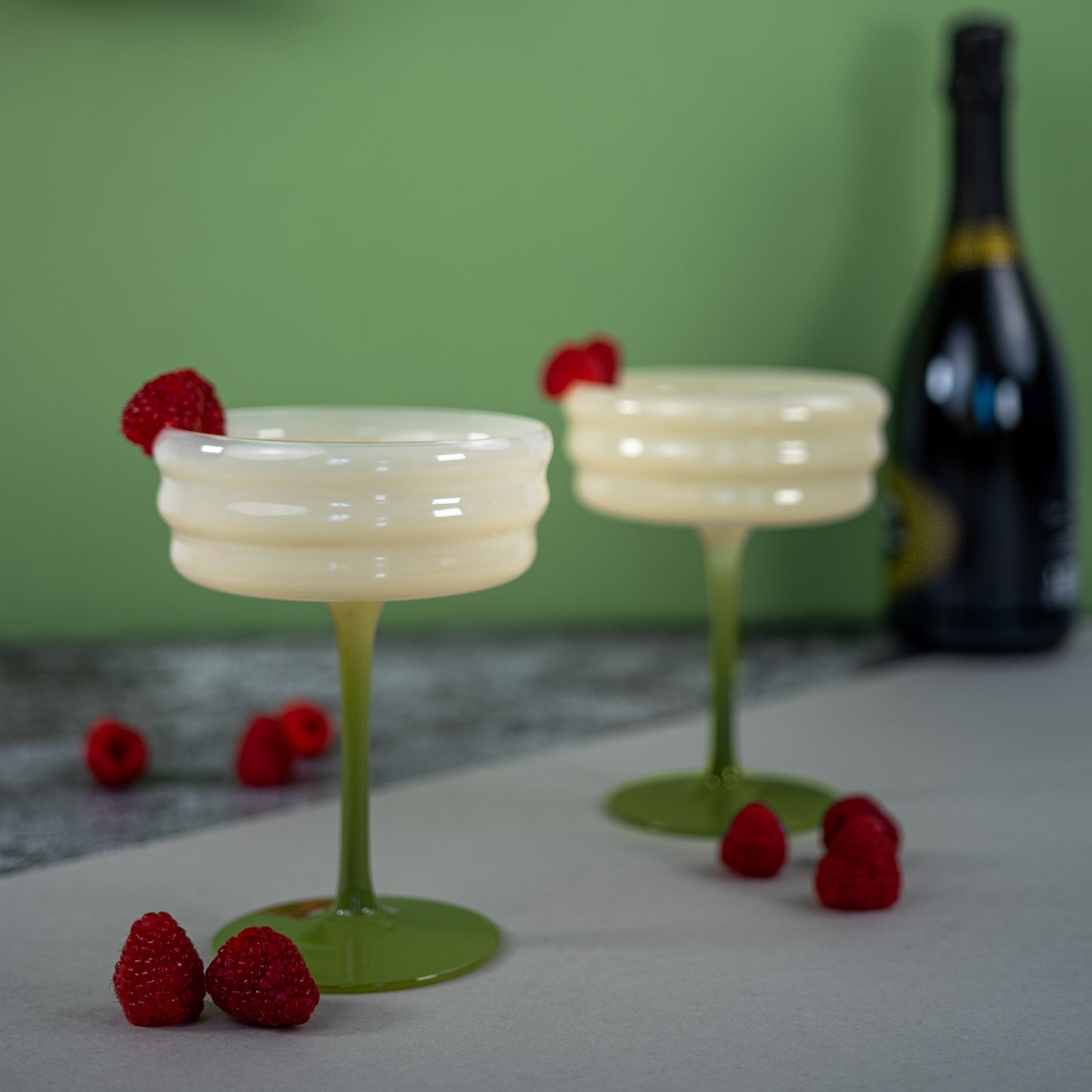 Set de 2 verres à champagne en verre. Blanc et vert.