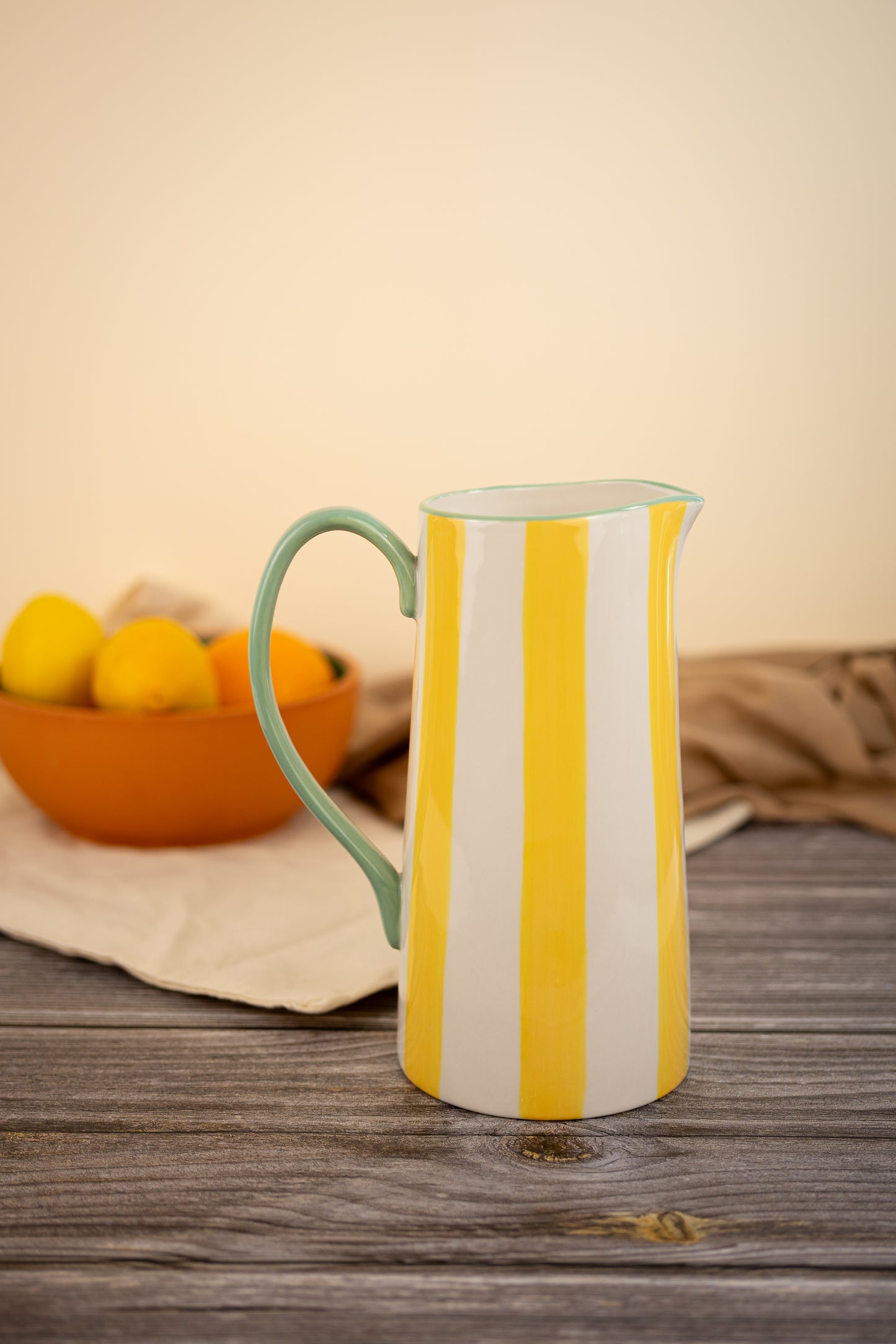 Carafe en grès jaune.