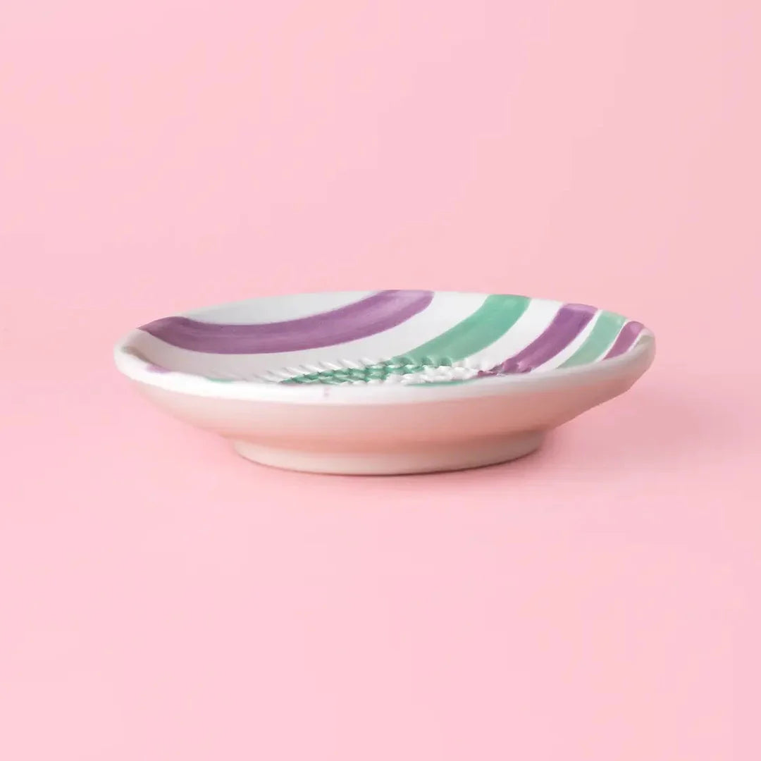 Râpe à l’ail et au gingembre PETITE assiette en céramique faite à la main / rayé