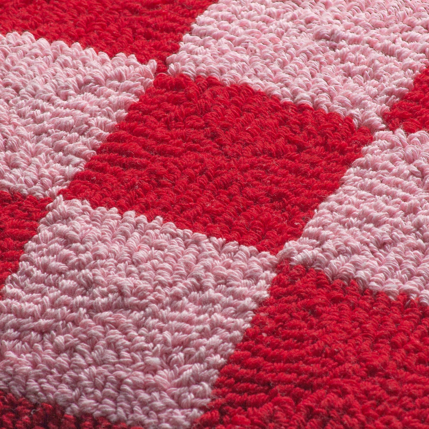 Coussin tricoté à damier rouge vif et rose vintage: Rouge ou rose mort / Garni en polyester / 45 x 45 cm