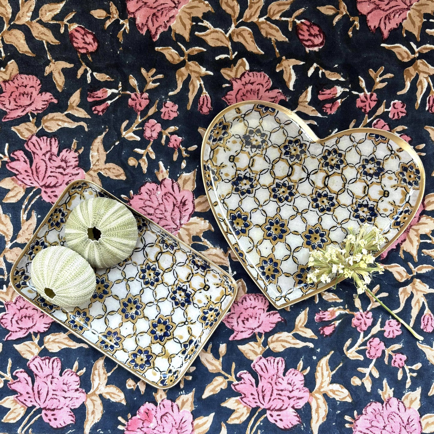 Plateau métal émaillé Zellige bleu 10x15, bordure dorée