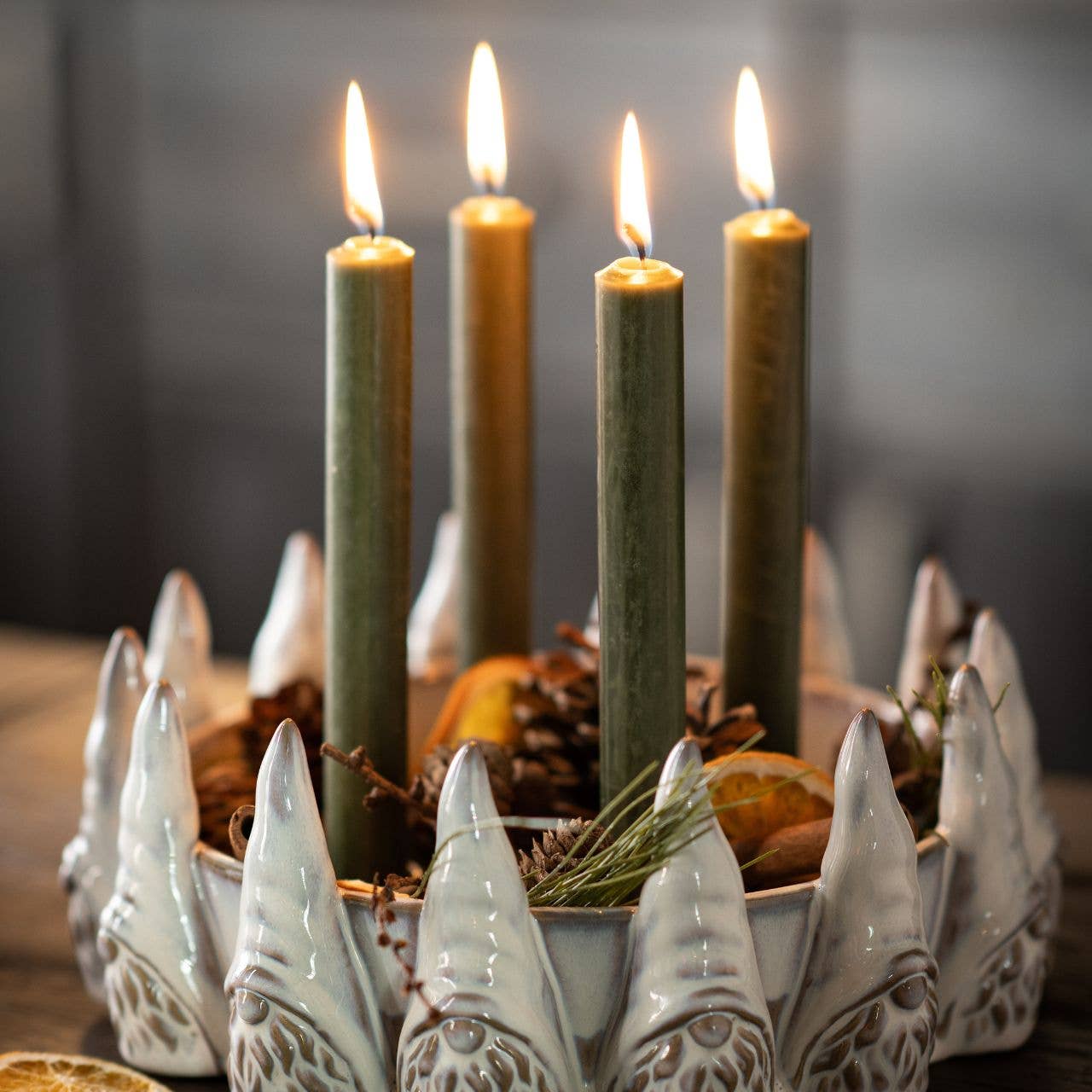 Bougie conique vert pin teintée dans la masse Ø 2x18 cm Durée de combustion env. 8 heures.