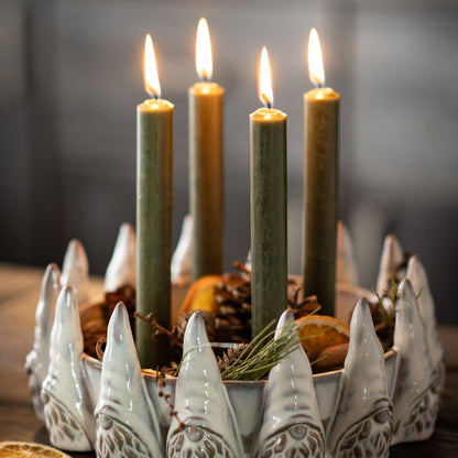 Bougie conique vert pin teintée dans la masse Ø 2x18 cm Durée de combustion env. 8 heures.