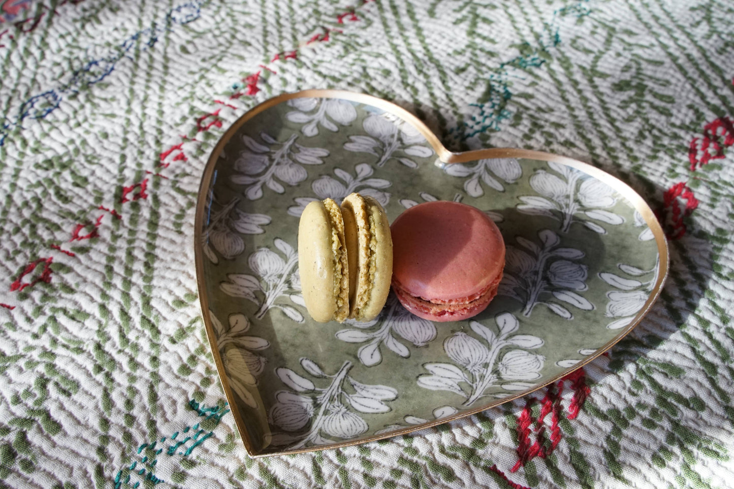 Plateau coeur métal émaillé Alhambra olive 15x15, bord doré