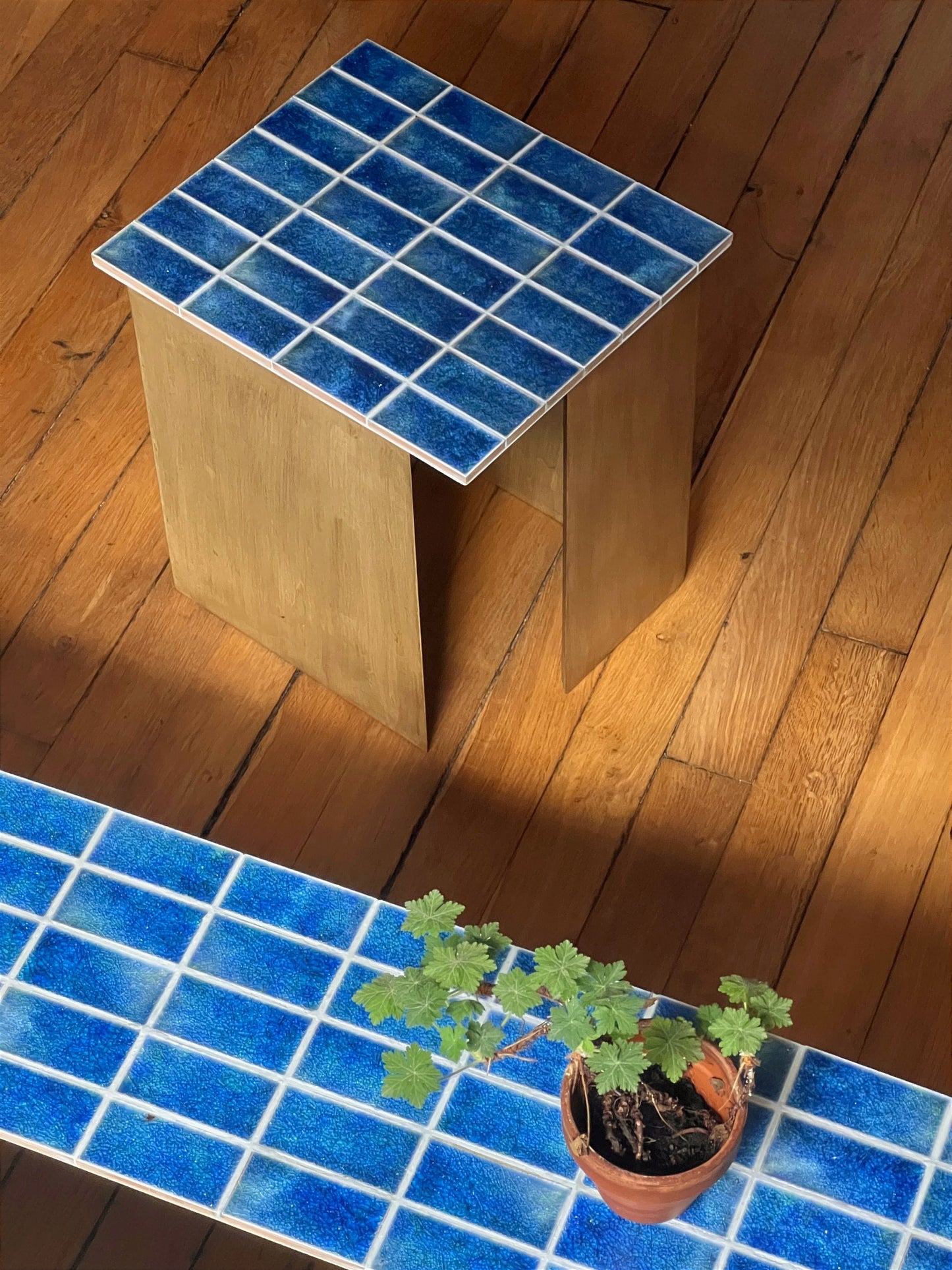 Petite table d'appoint AZUR en bois et carrelage bleu - Pièce Unique - 40x35x44 cm