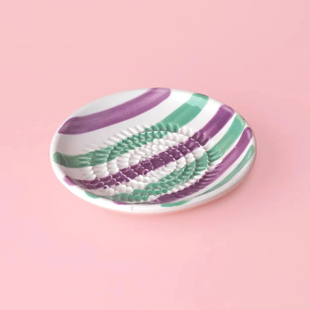 Râpe à l’ail et au gingembre PETITE assiette en céramique faite à la main / rayé