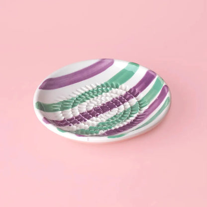 Râpe à l’ail et au gingembre PETITE assiette en céramique faite à la main / rayé