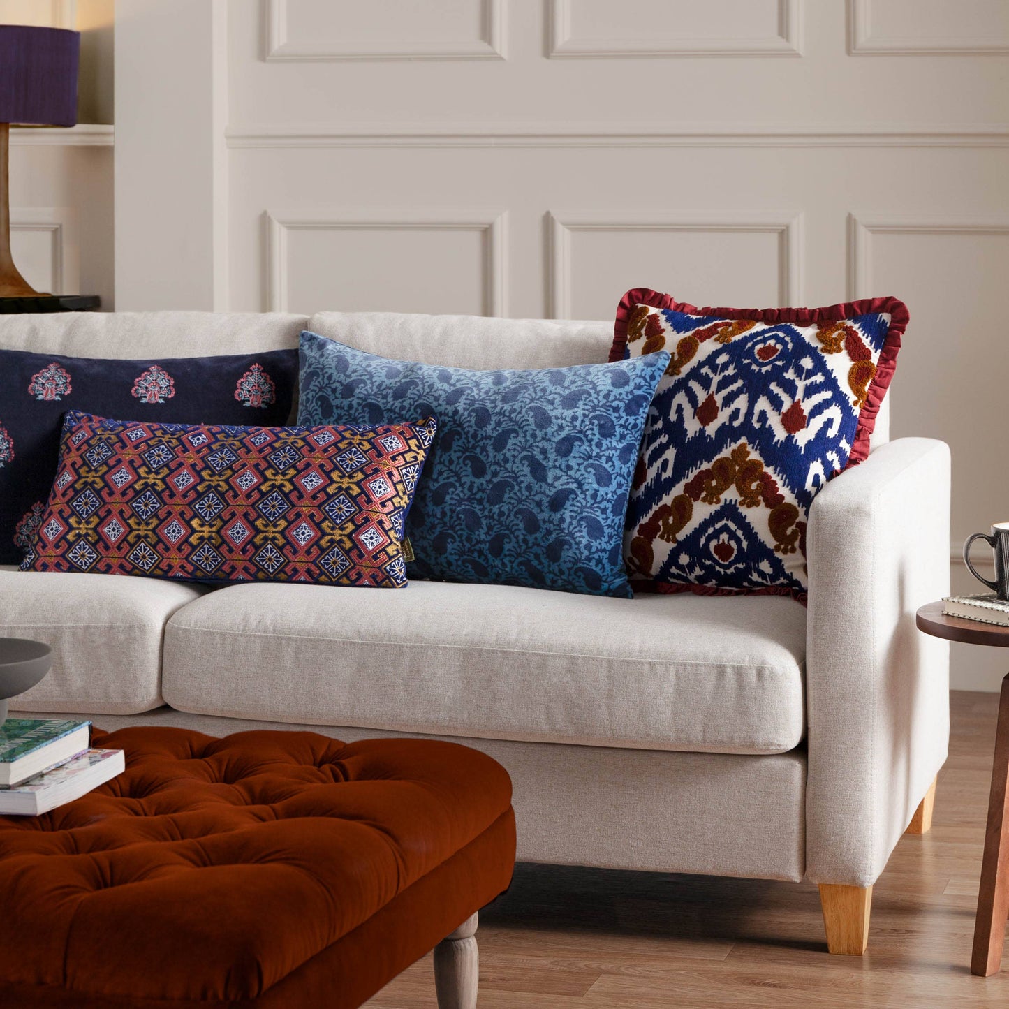 Coussin Henderson en coton brodé Ruby/Gold: Ruby/Or / Garni en polyester / 45 x 45 cm