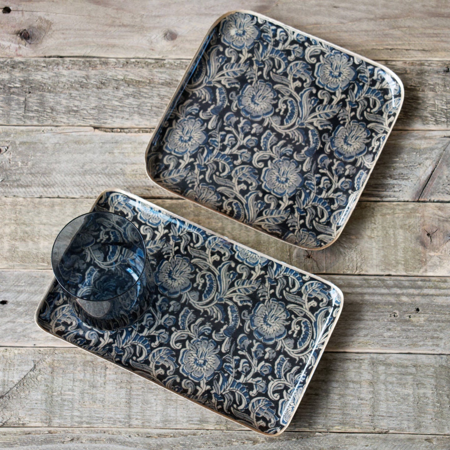 Plateau métal émaillé Kalamkari 20x20, bordure dorée