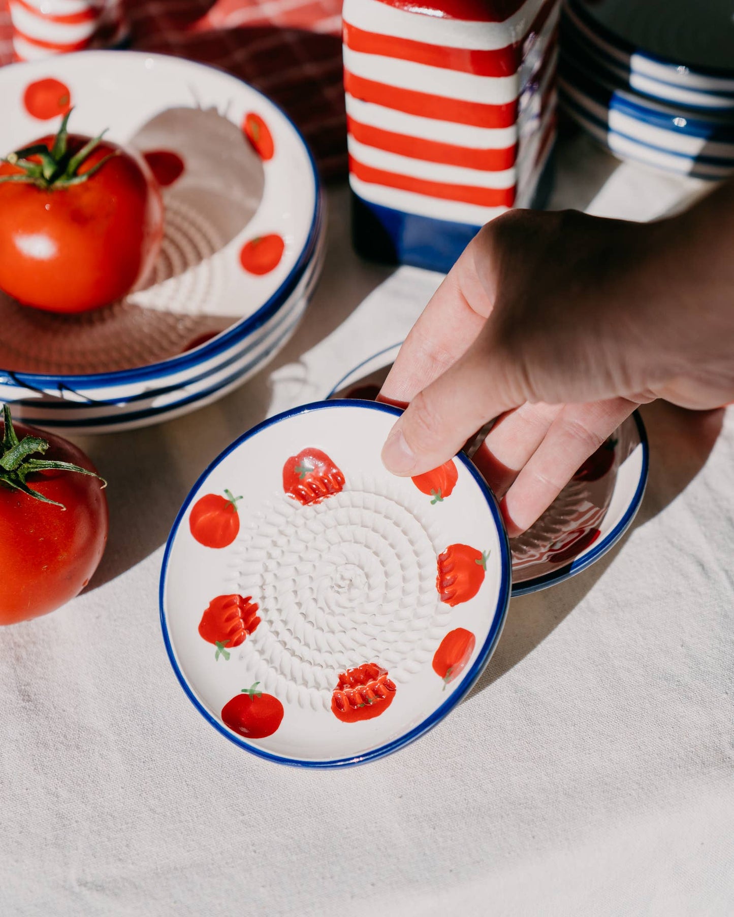 Assiette râpe à ail en céramique - Petite bleue et blanche - Pomodoro: CON PACKAGING