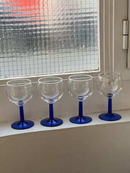 Verre en cristallin pieds bleus vintage