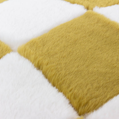 Coussin en fausse fourrure Cozee Check Olive: Olive / Garni en polyester / 50 x 50 cm