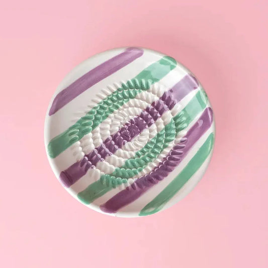 Râpe à l’ail et au gingembre PETITE assiette en céramique faite à la main / rayé