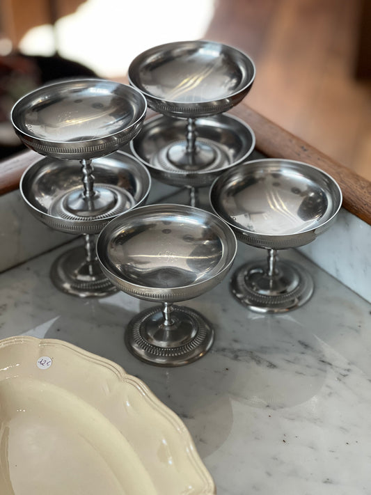 Coupe sur pieds en inox vintage
