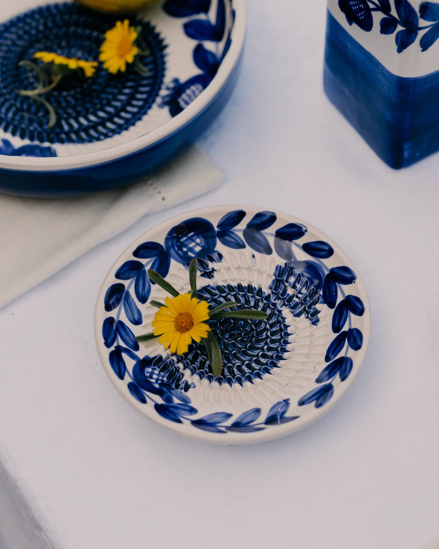 Assiette râpe-ail en céramique - Petite bleue traditionnelle