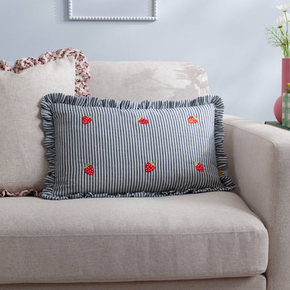 Coussin rayé Les Fruites avec volants et broderies fraises: Fraises / Garni en polyester / 30 x 50 cm