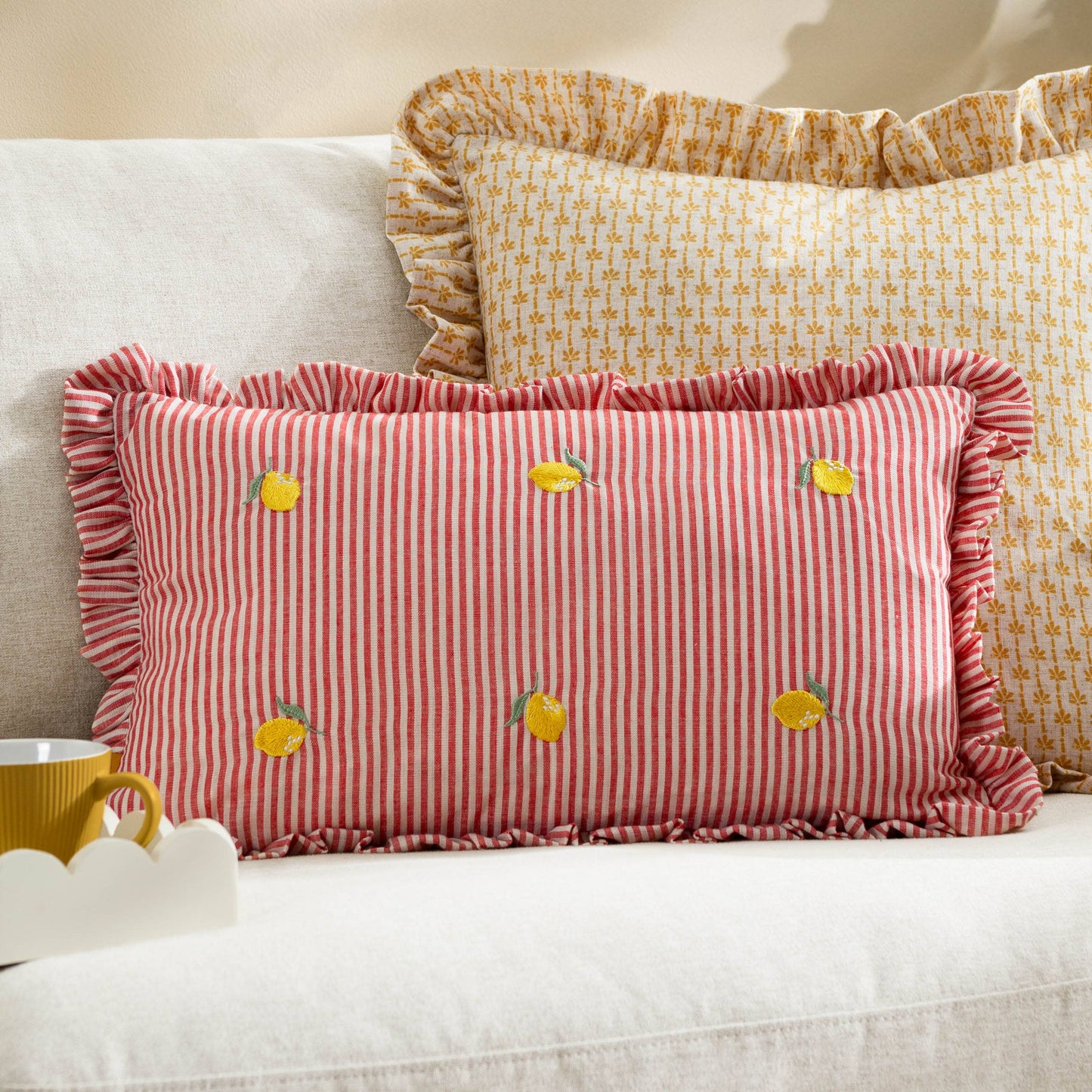 Coussin Les Fruites à volants brodés de citrons: Citrons / Garni en polyester / 30 x 50 cm