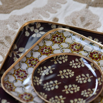 Petit plateau rond métal émaillé Acajou, bordure dorée