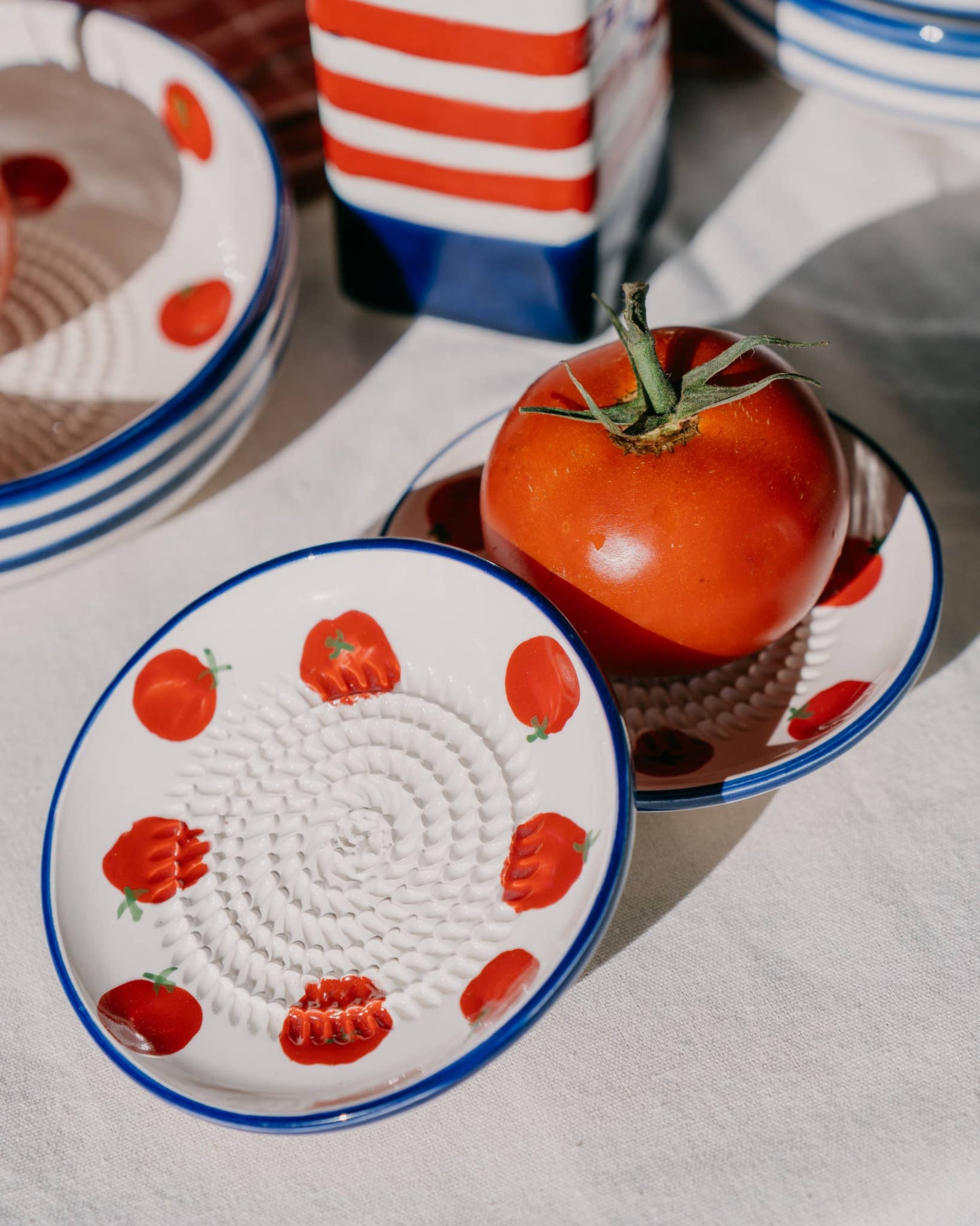 Assiette râpe à ail en céramique - Petite bleue et blanche - Pomodoro: CON PACKAGING