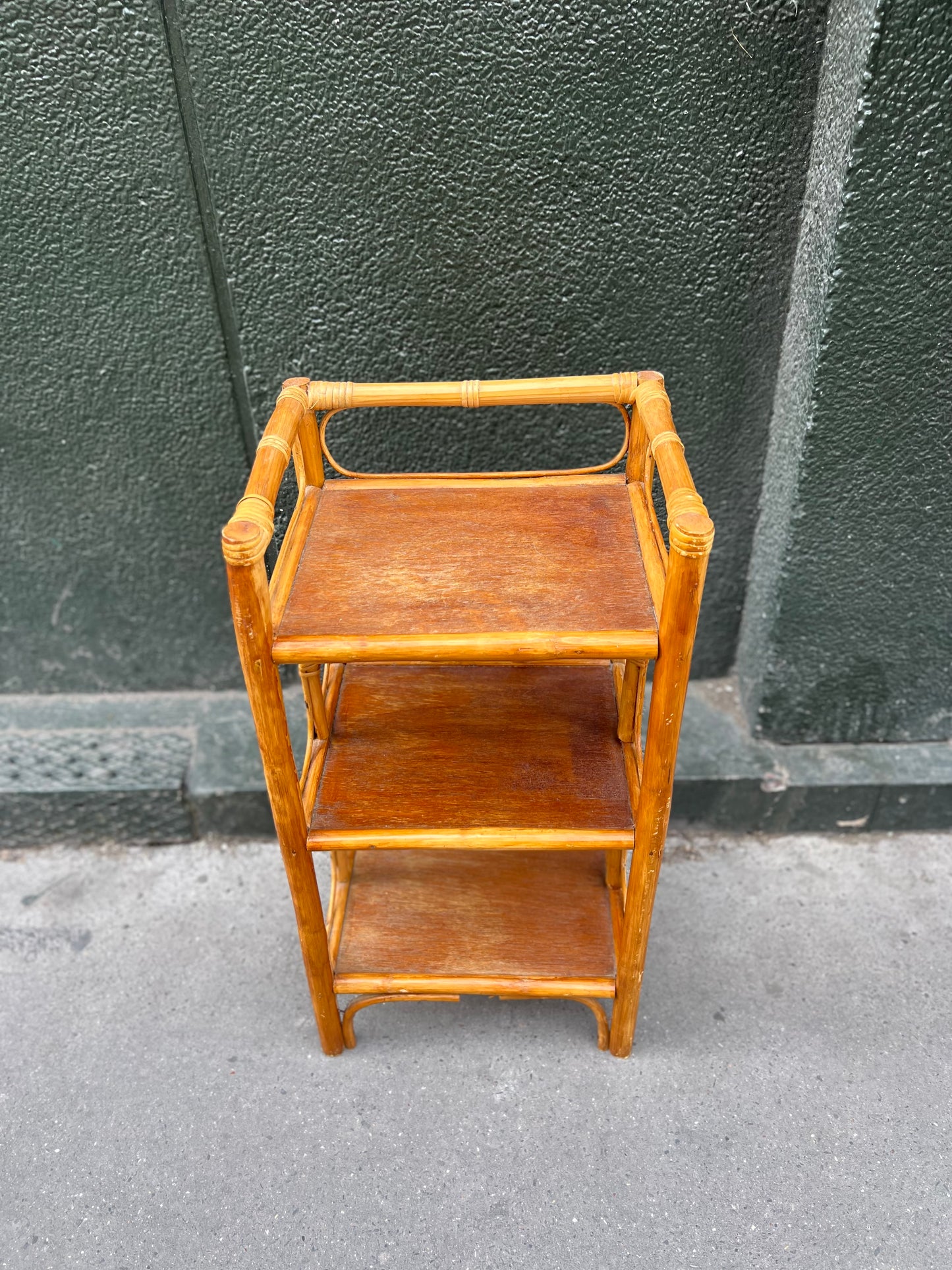 Étagère en rotin vintage