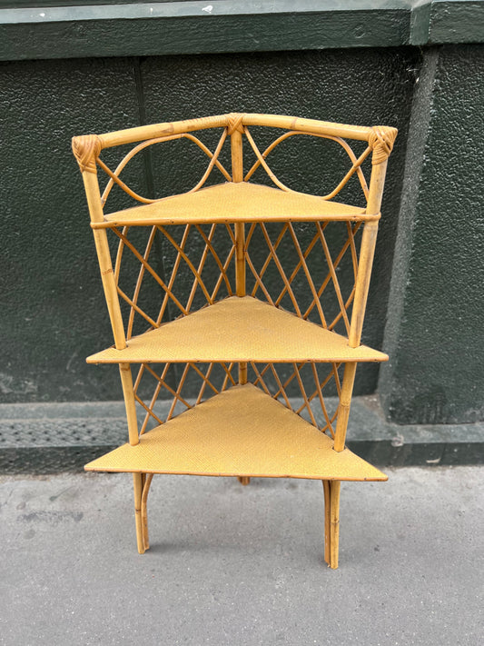 Étagère d’angle en rotin vintage