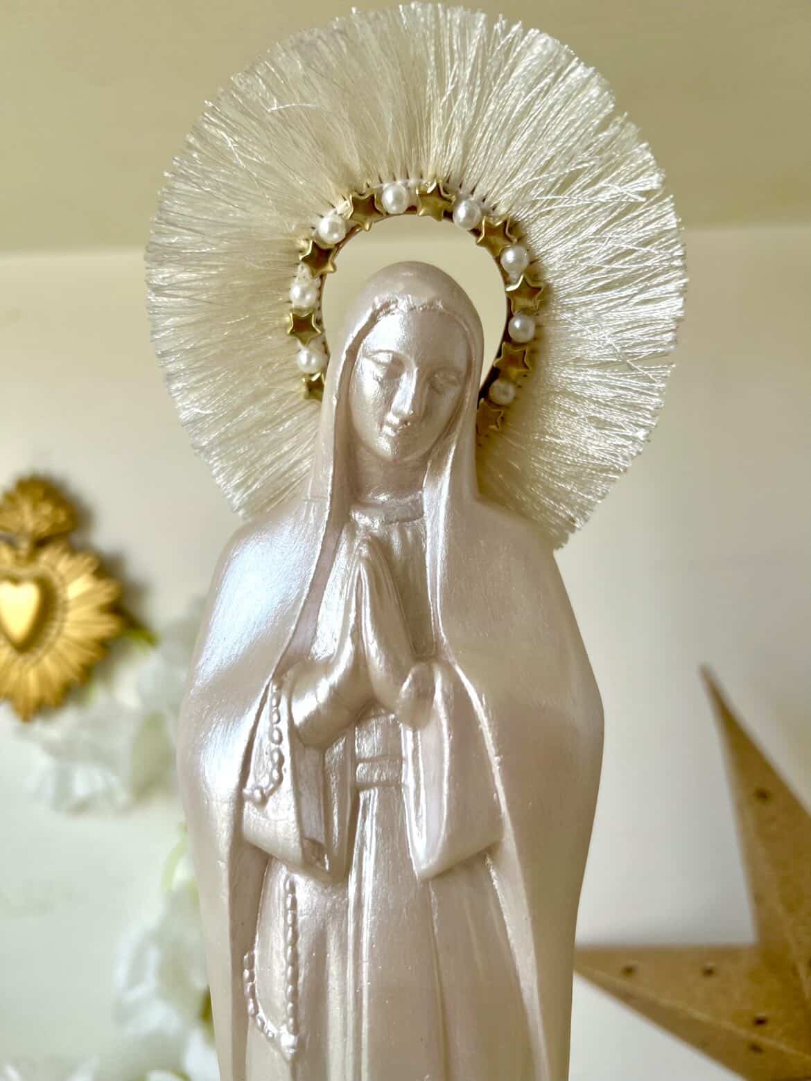 Vierge customisée à la main