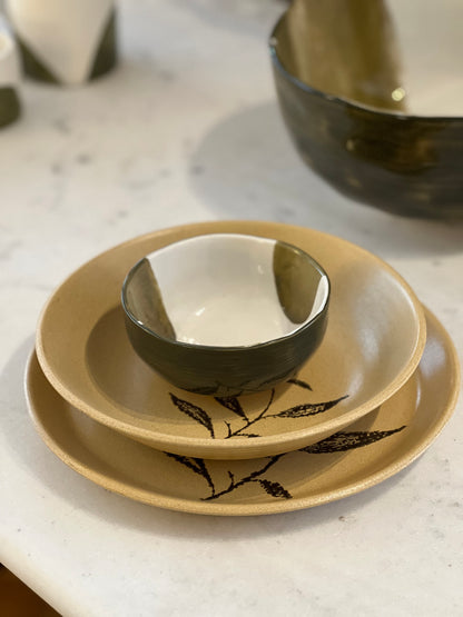 Assiettes plates fleur beige et noir