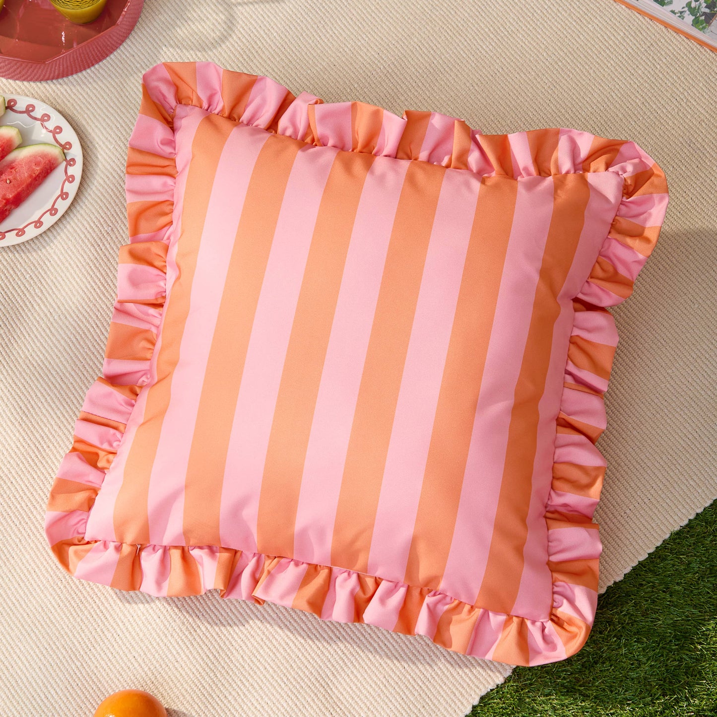 Coussin d'extérieur à volants Palm Royale Stripe Rose/Orange: Rose/Orange / Garni en polyester / 50 x 50 cm