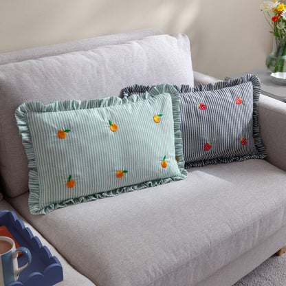 Coussin rayé Les Fruites avec volants et broderies fraises: Fraises / Garni en polyester / 30 x 50 cm
