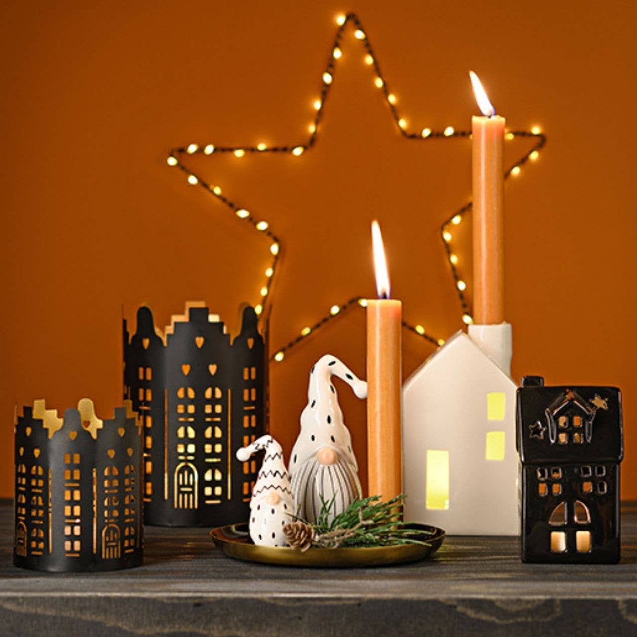 Bougie conique naturelle teintée dans la masse Ø 2x18 cm Durée de combustion env. 8 heures.