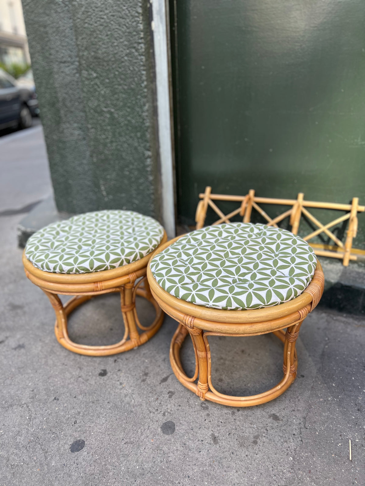Tabouret vintage rotin avec coussin