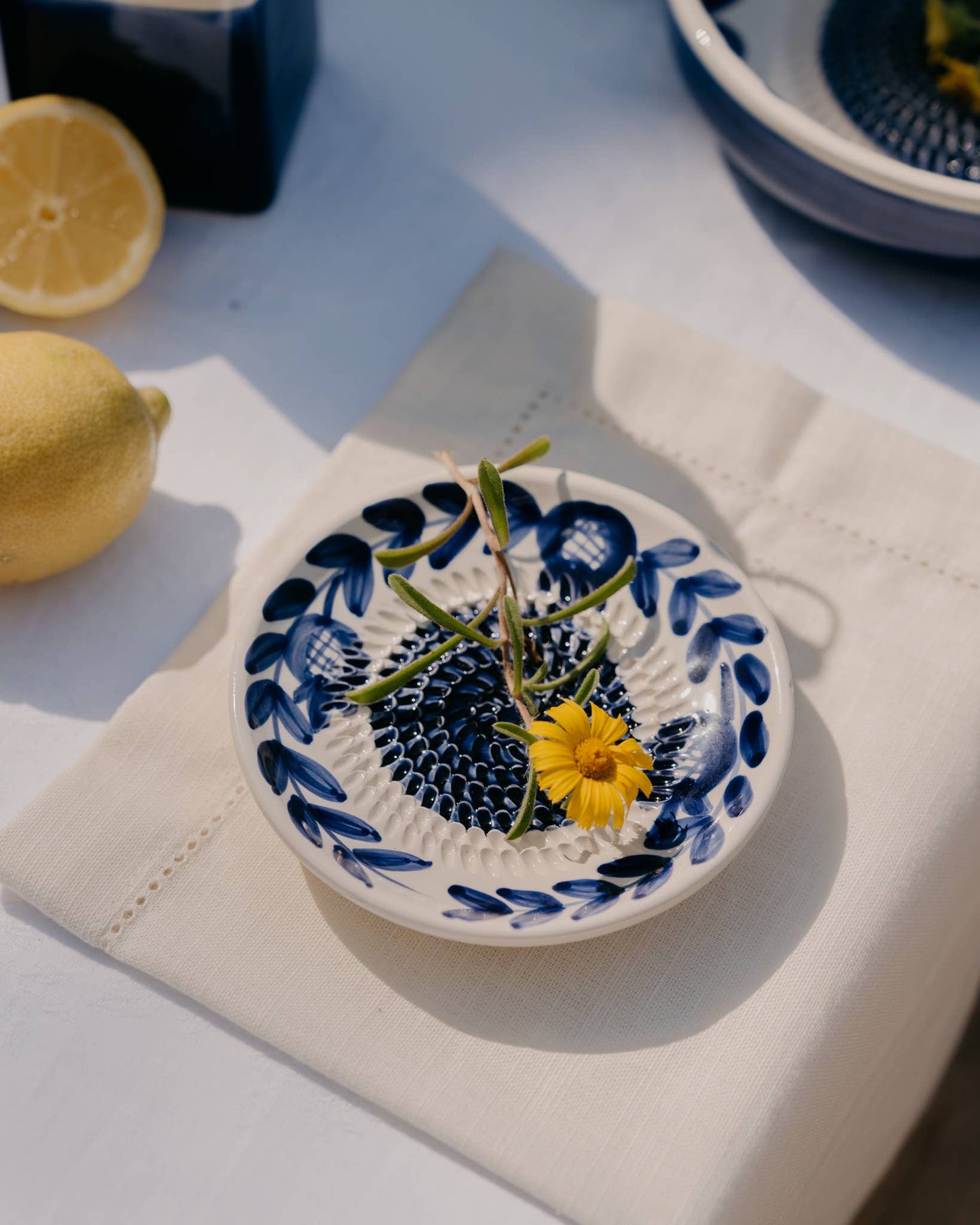 Assiette râpe-ail en céramique - Petite bleue traditionnelle
