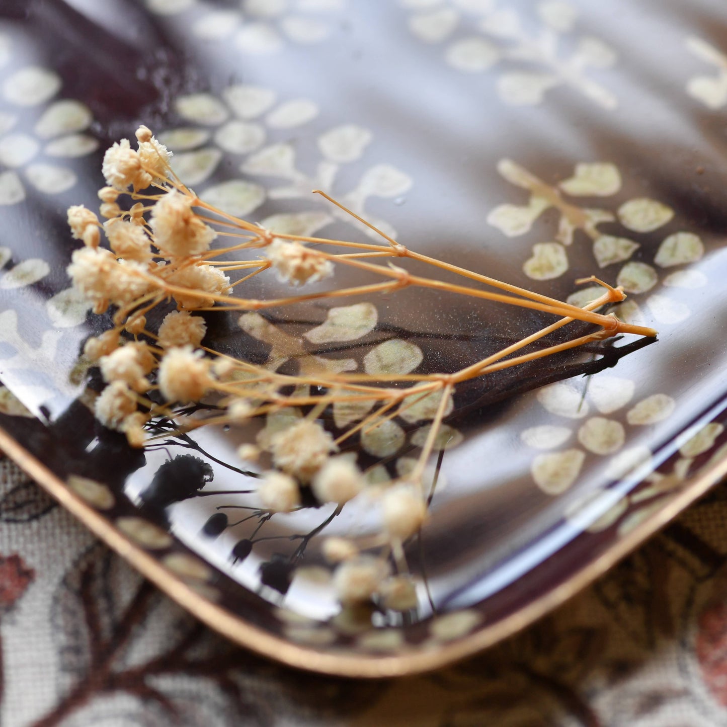 Plateau en métal émaillé Acajou 10x15, bordure dorée