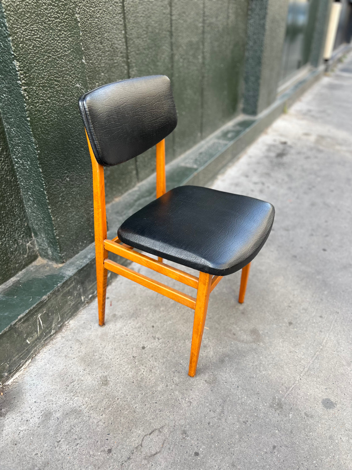 Chaise vintage cuir et bois