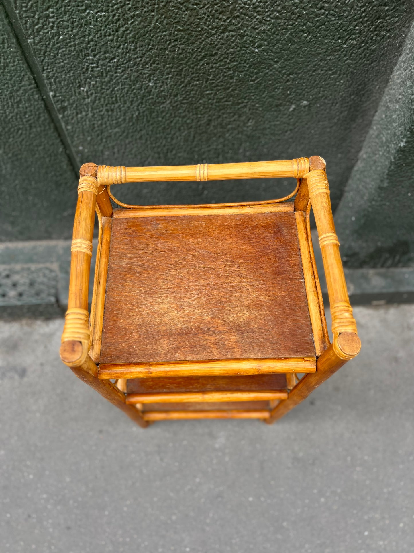Étagère en rotin vintage