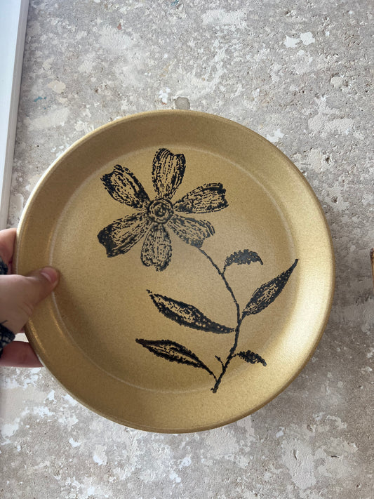 Assiettes plates fleur beige et noir