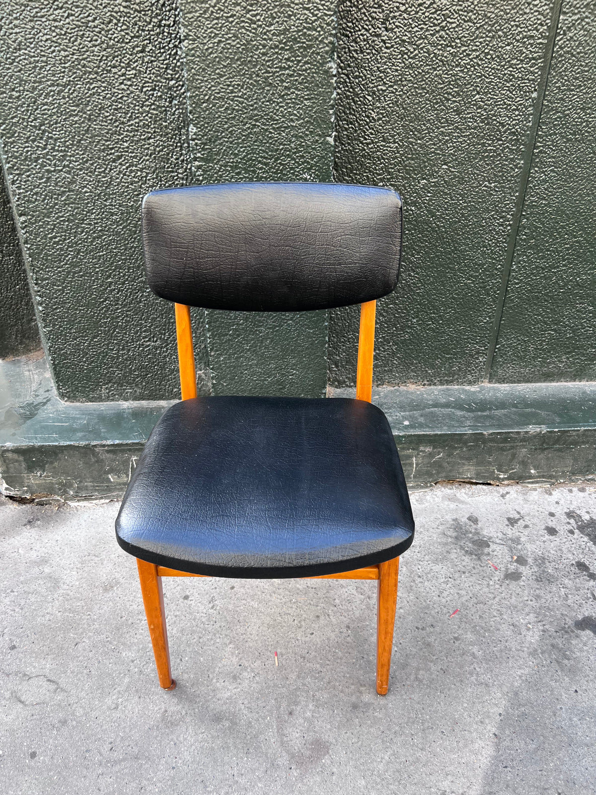 Chaise vintage cuir et bois